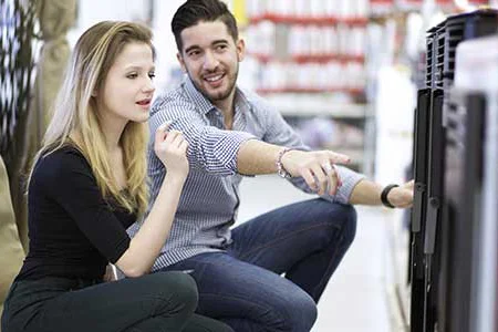 Zwei Personen betrachten Heizkörper